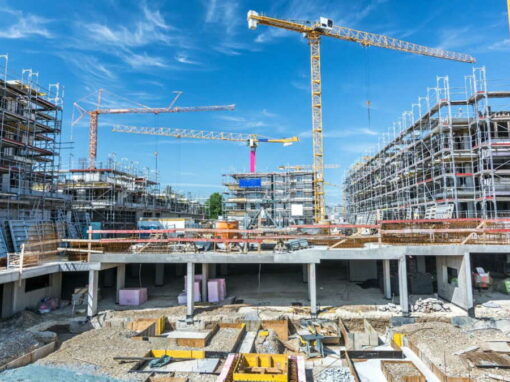 Immobilier : le dispositif Jeanbrun fait un flop, les taux remontent… et la crise du logement neuf s&rsquo;aggrave
