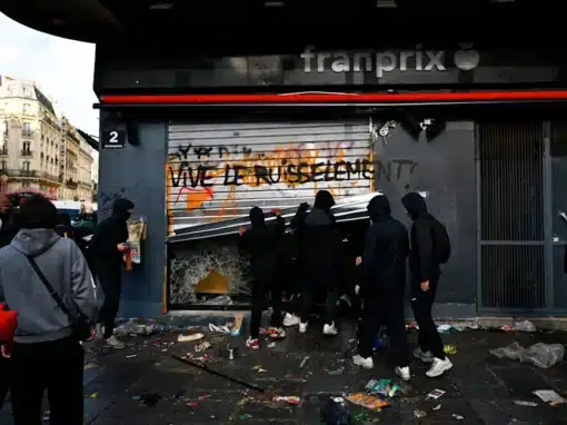 1 500 commerces PILLÉS : les émeutes vont-elles aggraver la CRISE ??? 1 500 commerces PILLÉS : les émeutes vont-elles aggraver la CRISE ???